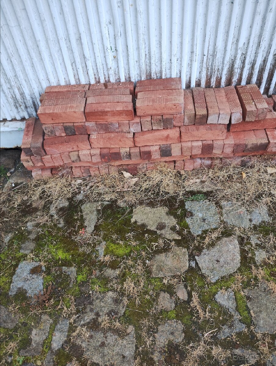 Cihlová dlažba na chodniky cca.9m2 - 3