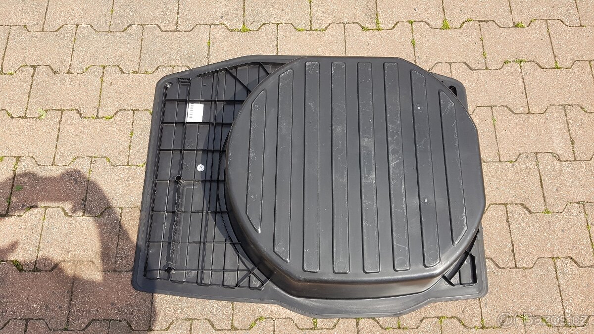 Výplň a víko rezervy Audi A6, v bezvadném stavu - 3