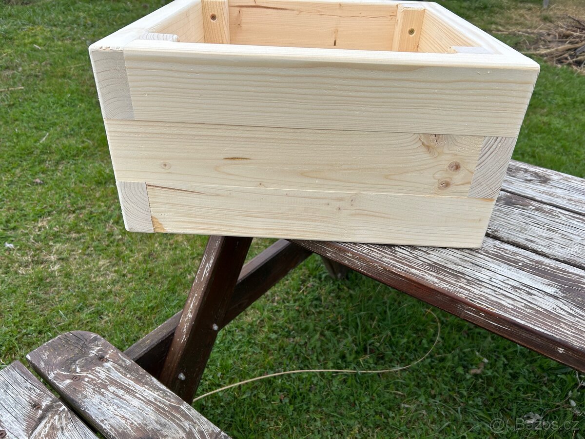 Masivní dřevěný truhlík - 3