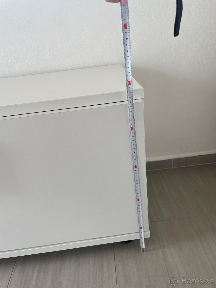 Bílá sedací skříňka na kolečkách - 3