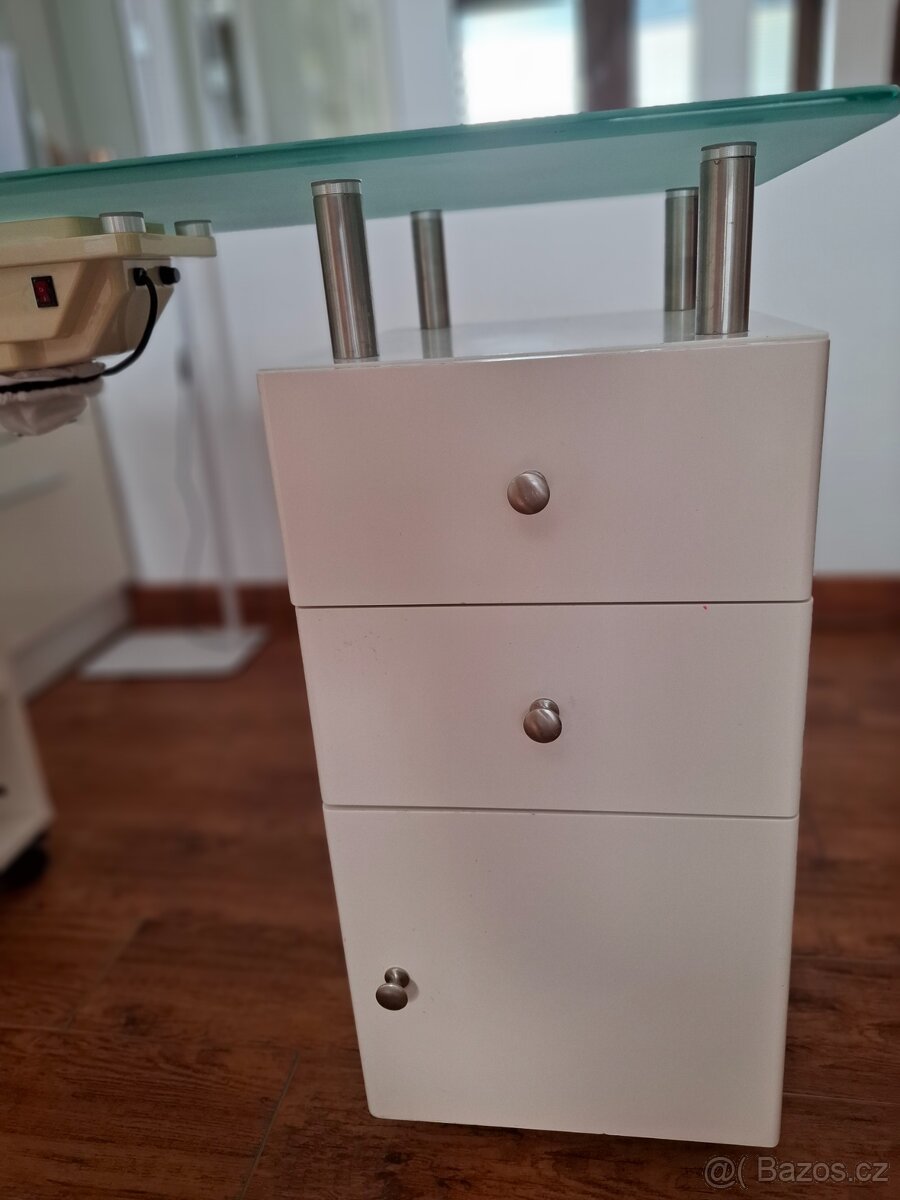 Manikúrní stůl - 3