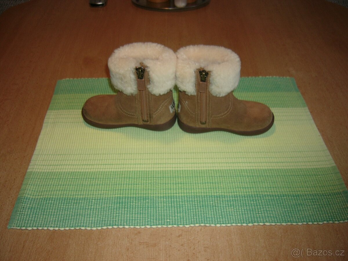 Dětské zimní semišové botičky značky UGG - 3
