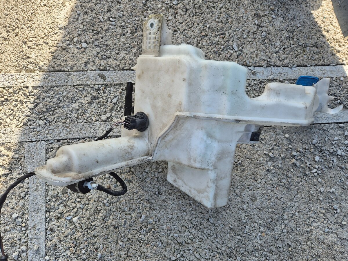 nadrž odstrikovacu vc.motorku VW Passat B6 - 3