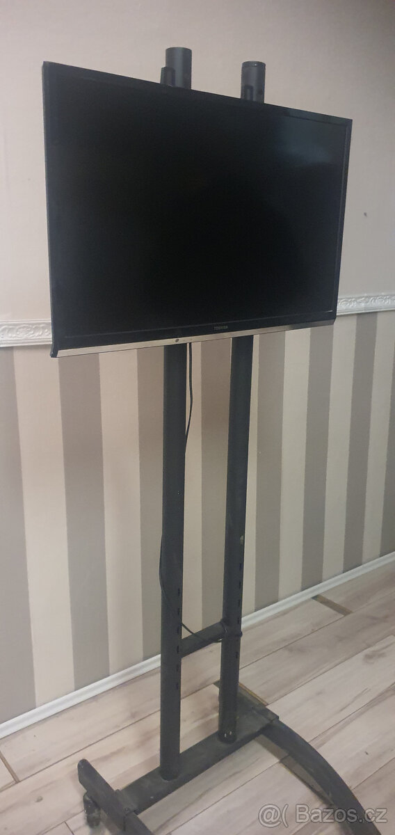 mobilní stojan na televizi na kolečkách prezentace - 3