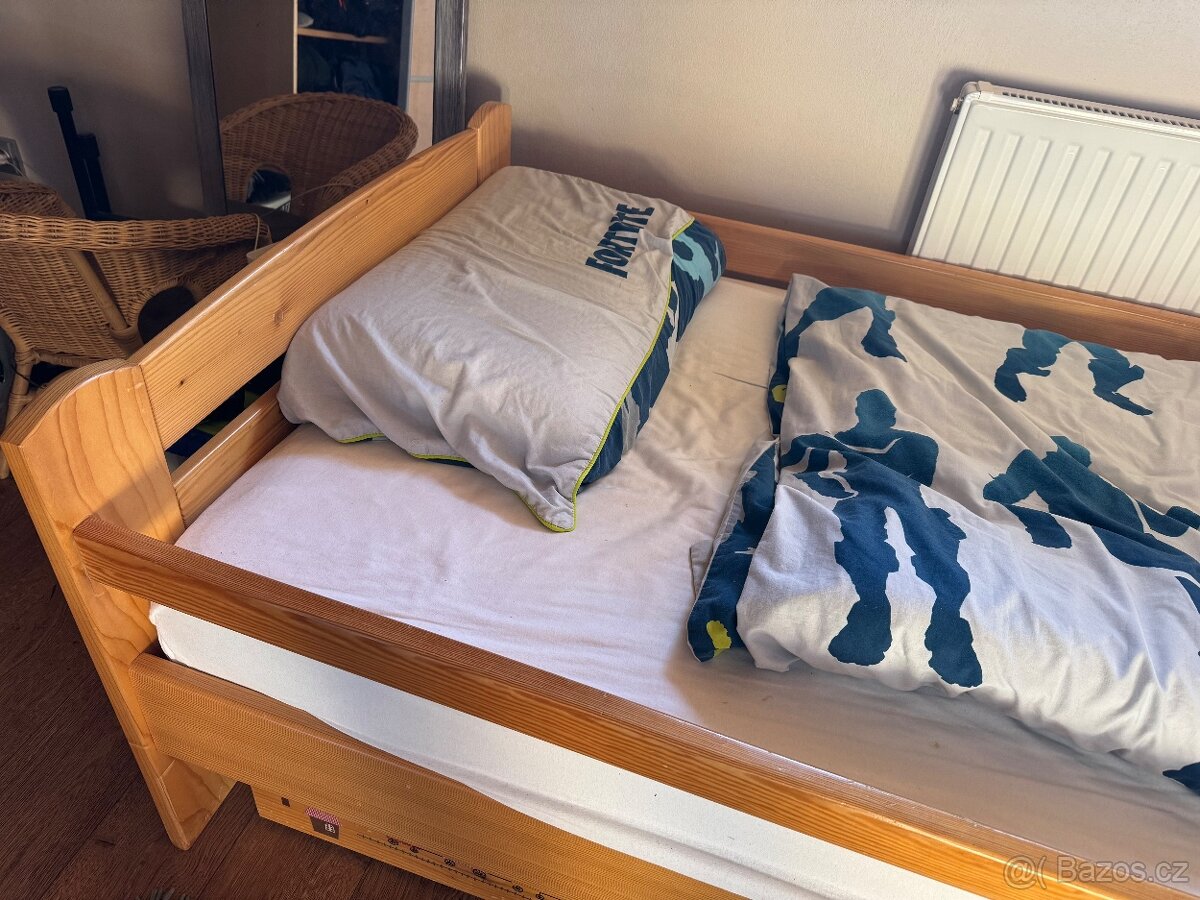 Dřevěná postel s bočnicí a spodním šuplíkem - 3