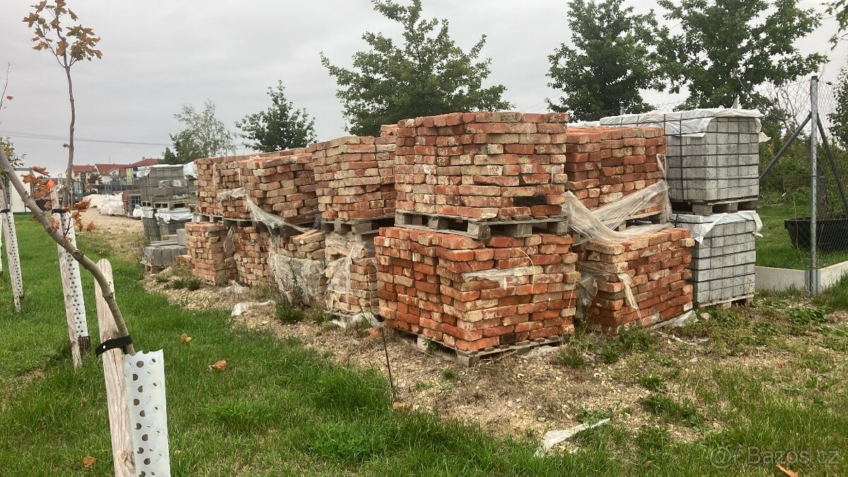 Staré cihly očištěné na paletách - 3