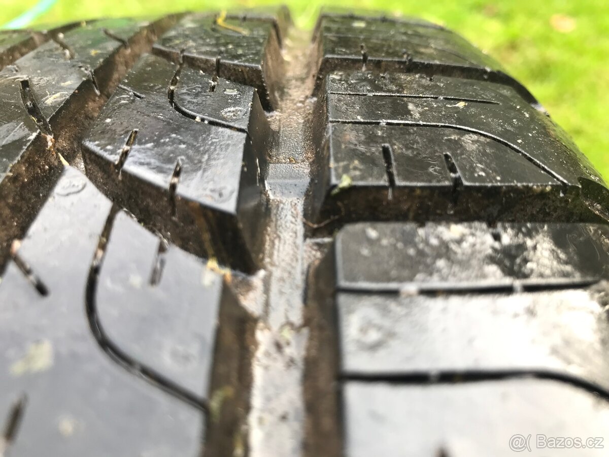 235/65 R17 104V