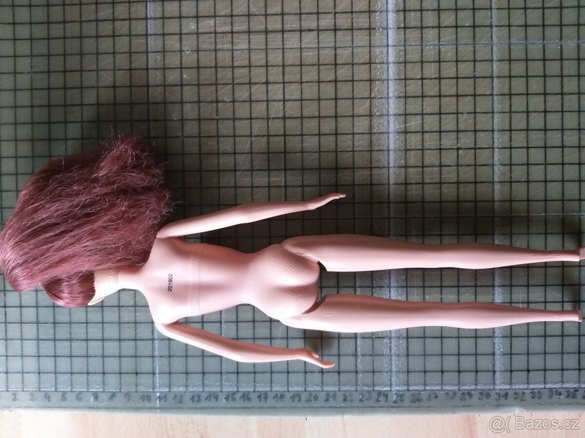 Panenka typu Barbie stříbrný oblek - 3