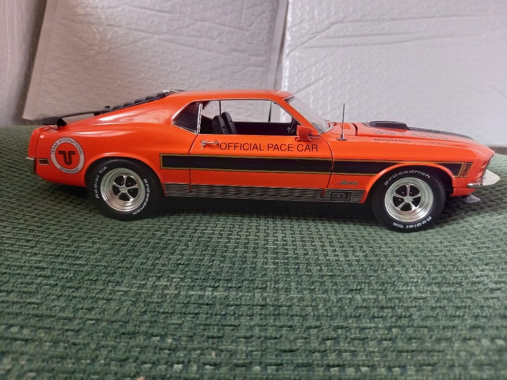 Prodám Ford Mustang Mach 1 - červený, 1:18 - Highway61 -nový - 3