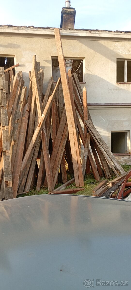 Staré trámy staré krovy a staré desky - 3