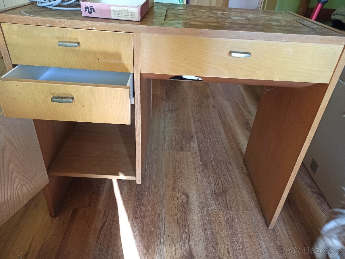 Stůl s šicím strojem - 3
