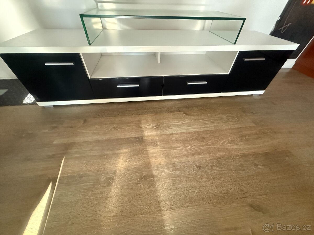 Skříňka pod TV - 3