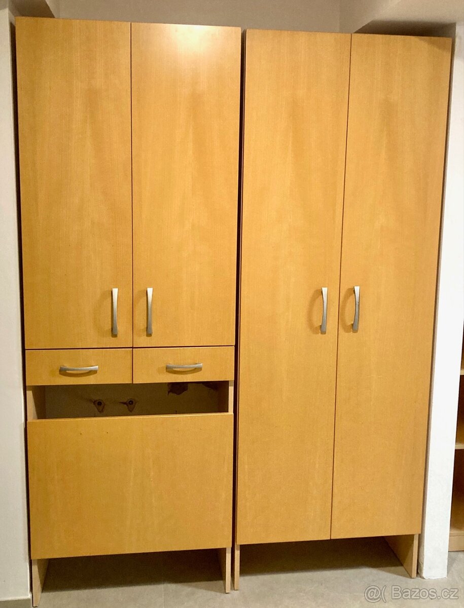 Prodám pěknou policovou skříň - 3