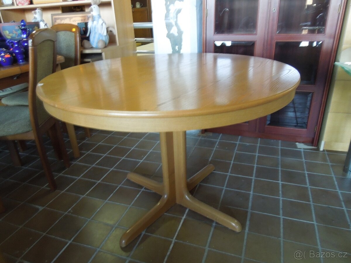 kulatý stůl a 5 židlí - 3