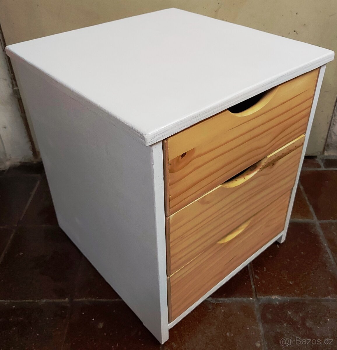 Skříňka se 3 zásuvkami - 3
