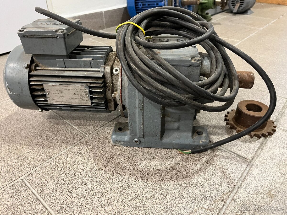 Prodám el.motor s převodovkou šedý - 3