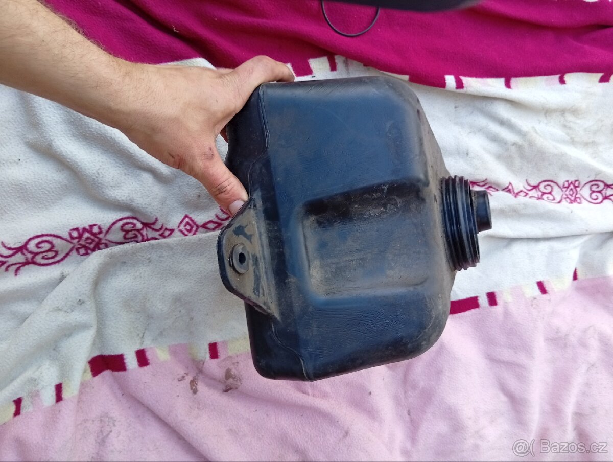 Suzuki Burgman 200 rok 2008 palivová nádrž - 3