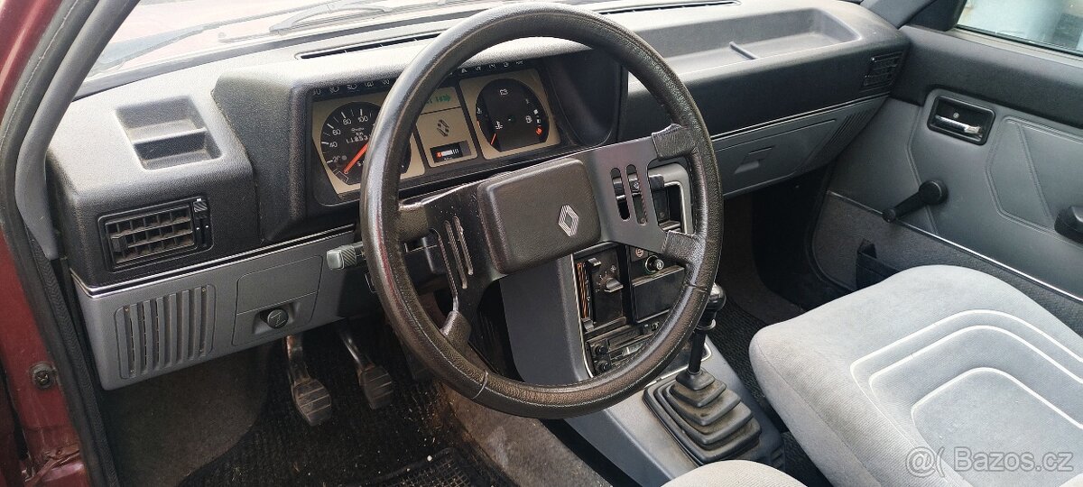 Prodám Renault 9, rv.1984, 1.majitel - 3