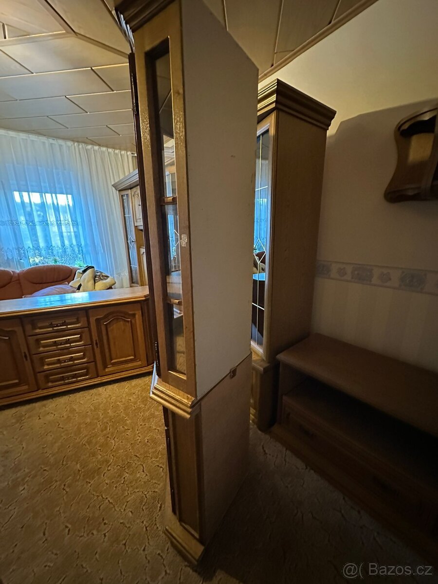 Masivní rohová vitrína Kris - 3