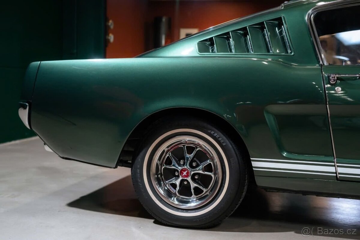 Ford Mustang Fastback - 3