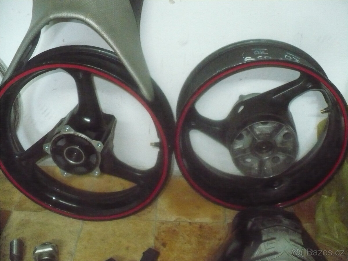 Suzuki GSR 600 r. 07 - díly - 3