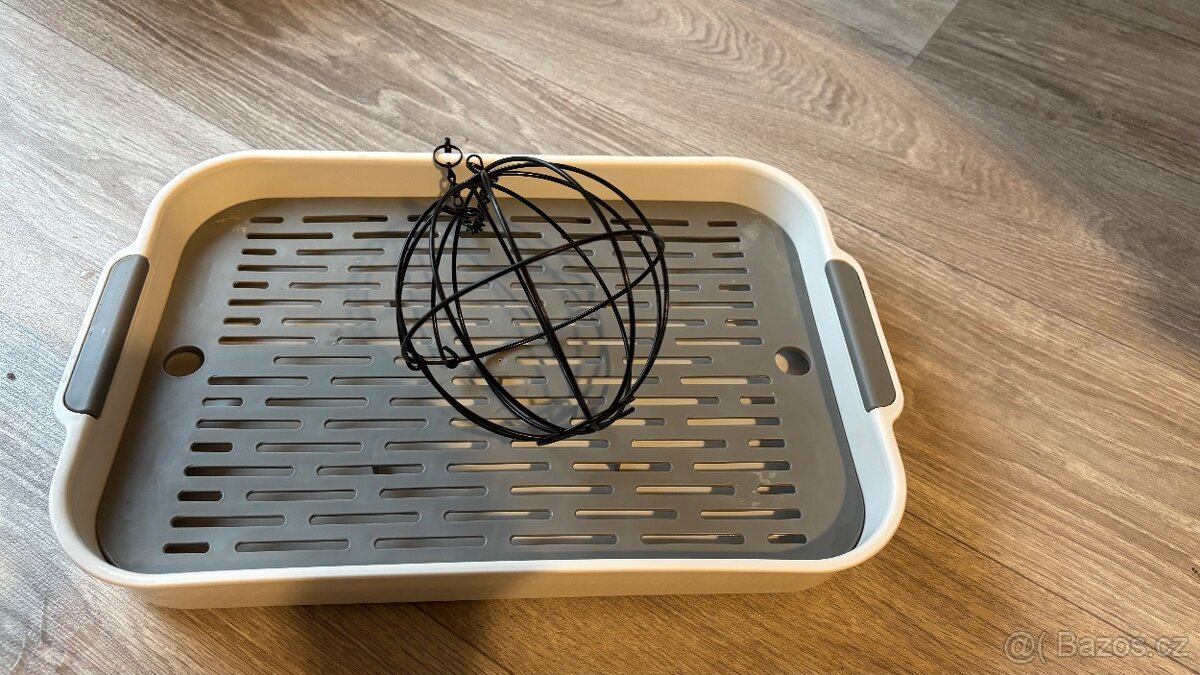 Wc s roštem a závěsná koule na seno - 3