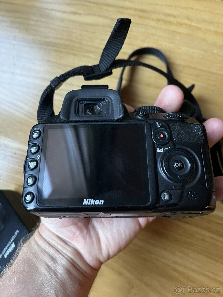 Nikon D3100 tělo a doplňky - 3