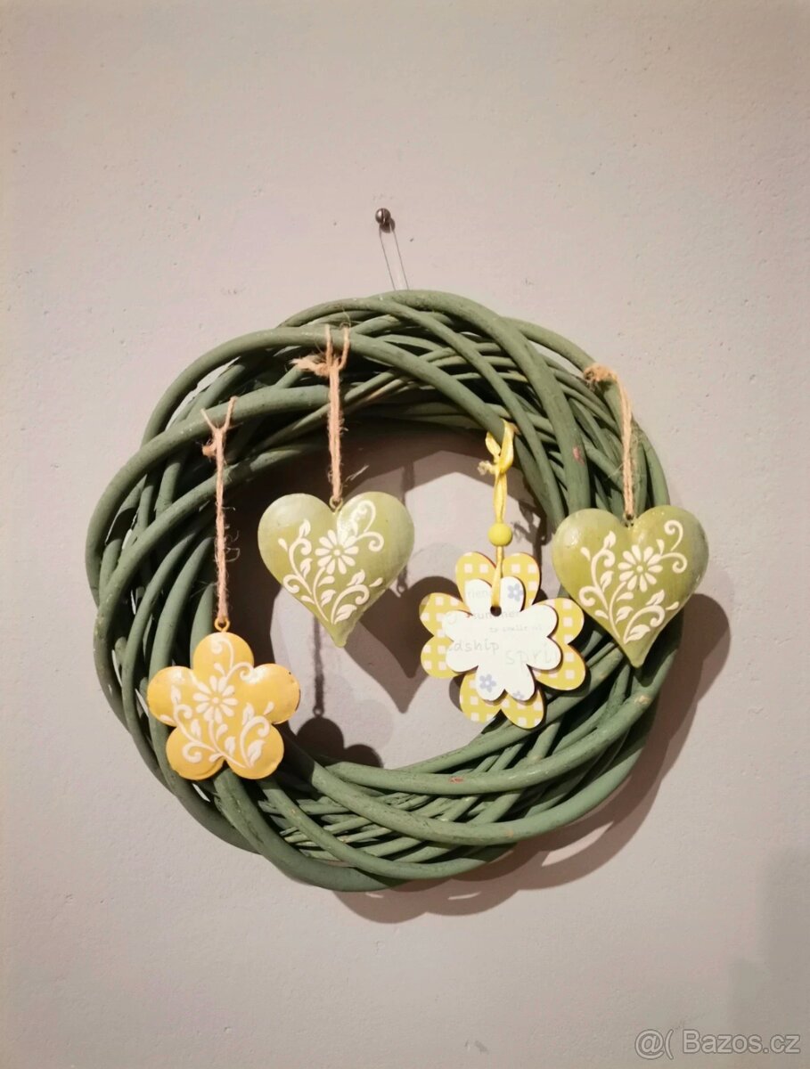 Jarní proutěný věnec s dekoracemi - 3