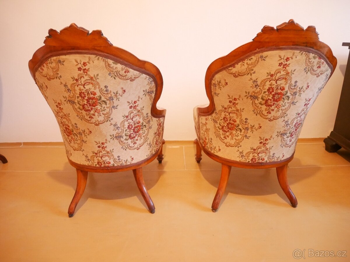 Půvabná secesní řezbovaná křesílka z masivu s květinami,2 ks - 3