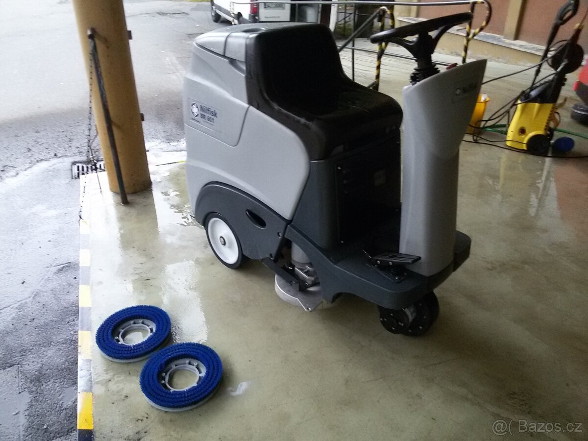 Podlahový mycí stroj Nilfisk BR 601 se sedící obsluhou - 3