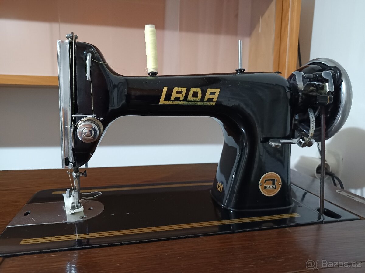 Prodám skříňový zachovalý funkční šlapací šicí stroj LADA - 3