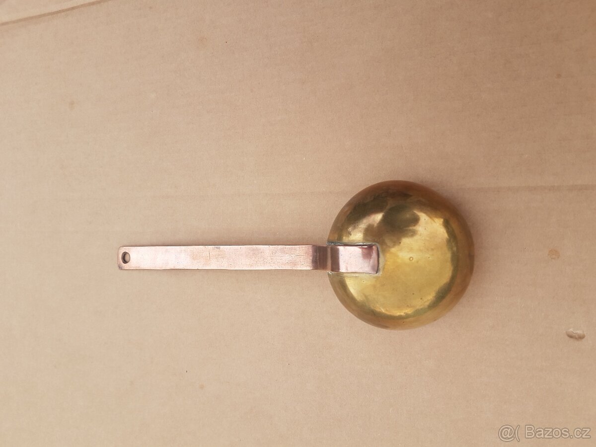 Starou mosaznou naběračku, - 3