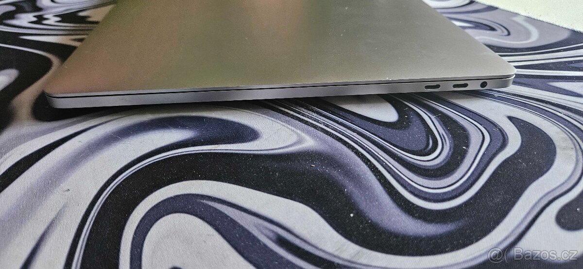 MacBook Pro 15" 2019 Space Gray – i9, 16GB RAM, 512GB - 3