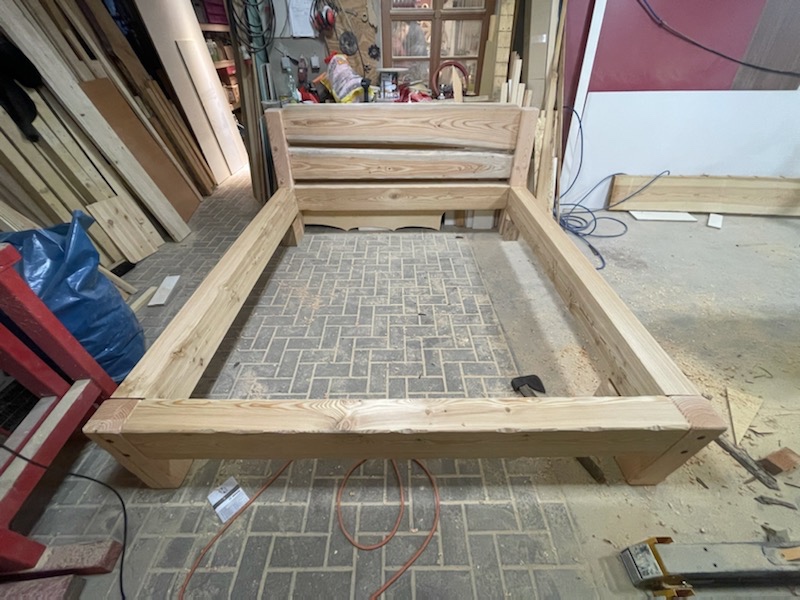 Masivní modřínová manželská postel na míru - 3