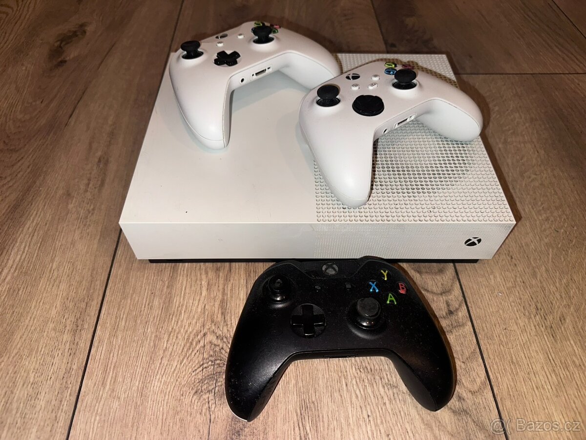 Xbox one S 1TB Digital edition + 3x xbox ovladač + sdílený ú - 3