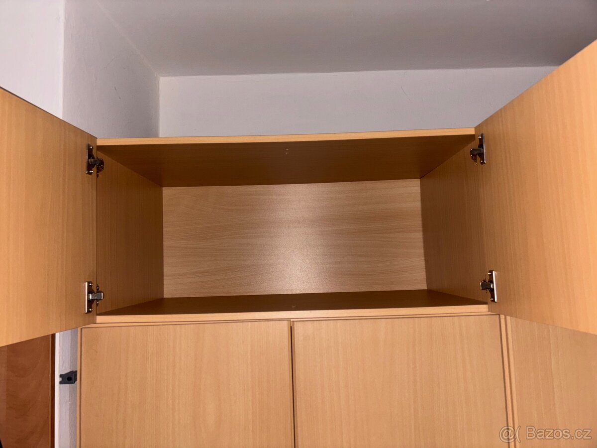 Velká šatní skříň – světlé dřevo, hodně úložného prostoru - 3