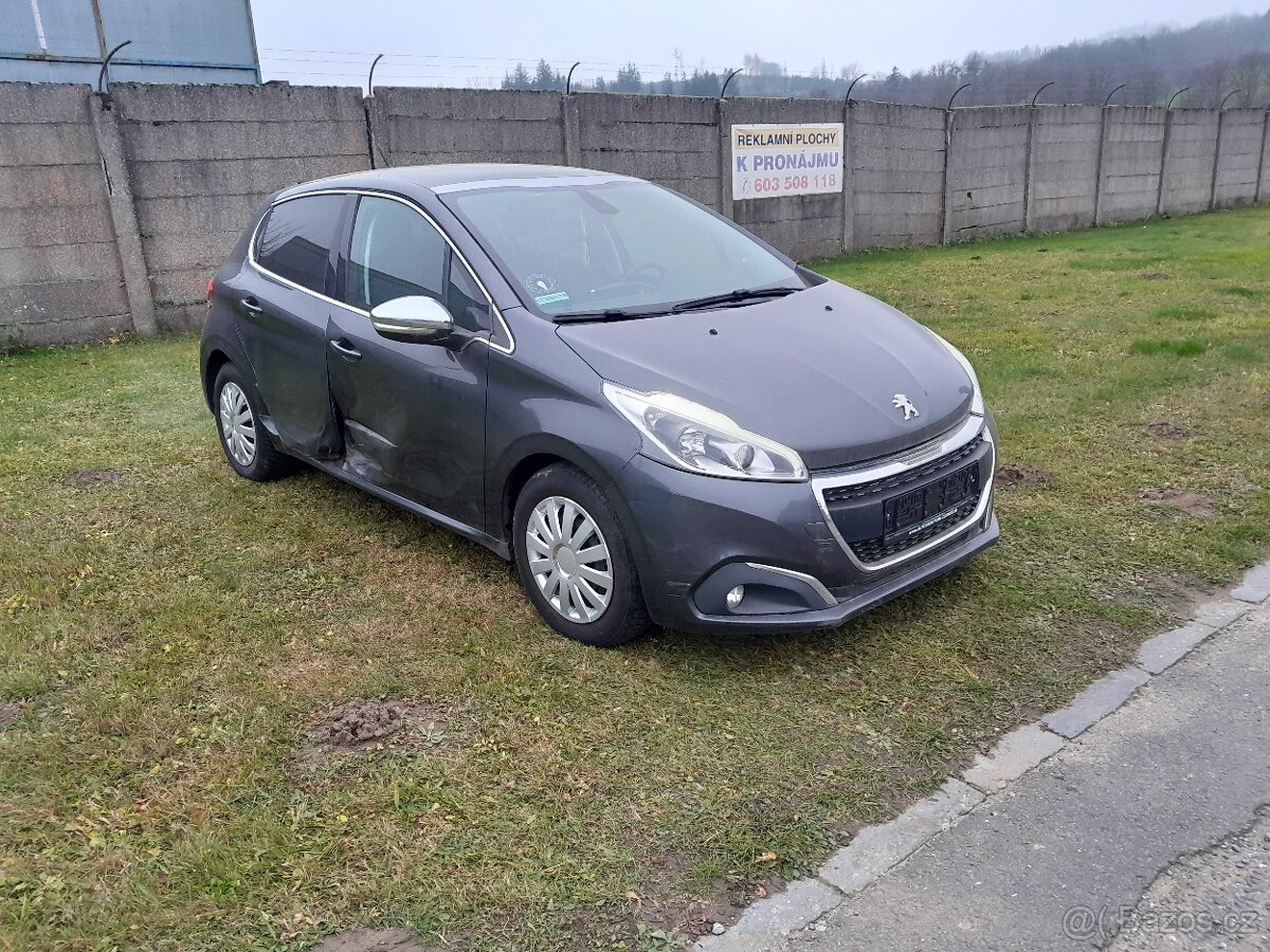 Peugeot 208 1.2 81 KW Panorama,kamera,serviska - 3