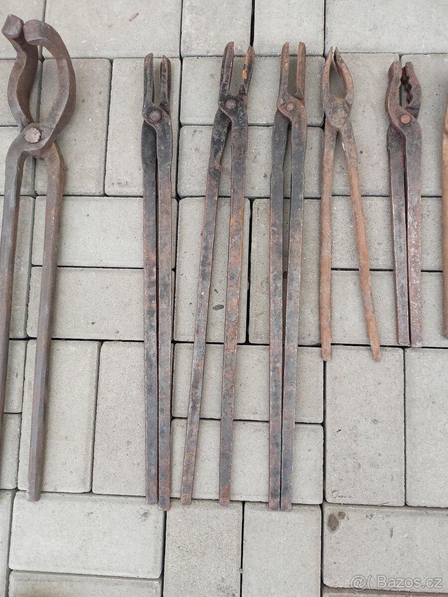 Kovářské nářadí,kleště,kladivo. - 3