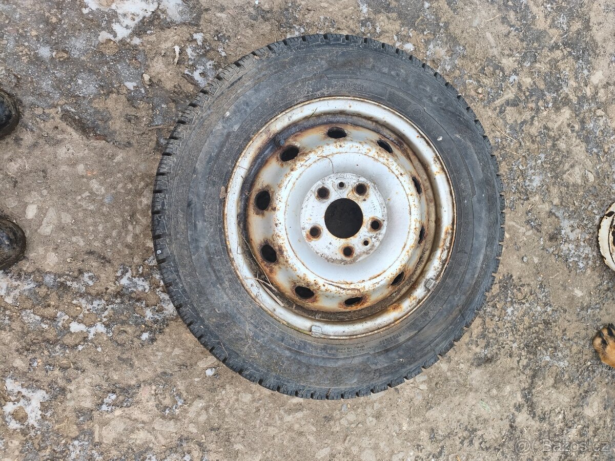 Prodám gumy 195/70 R15c C - 3