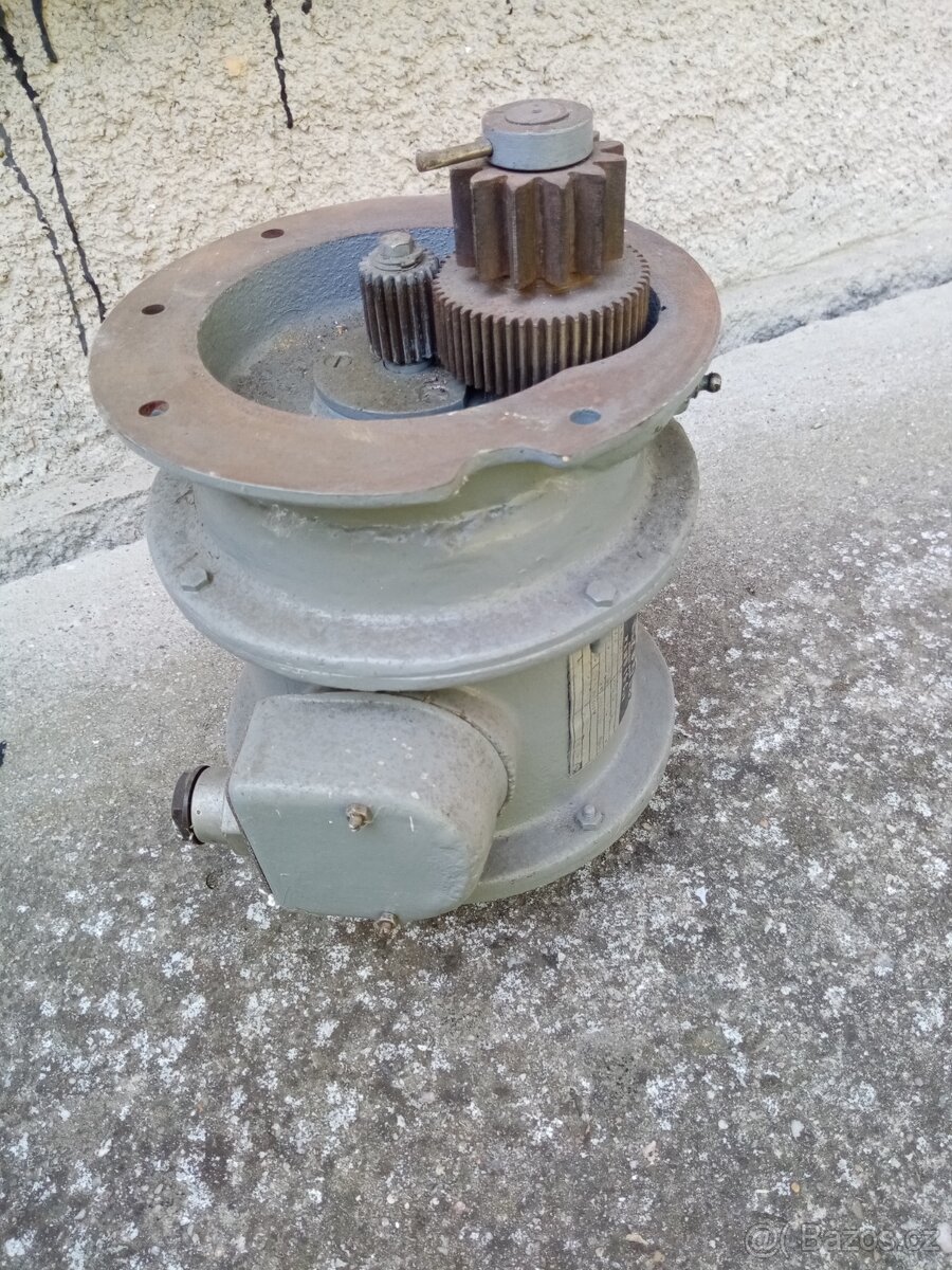 Elektromotor s převodem - 3