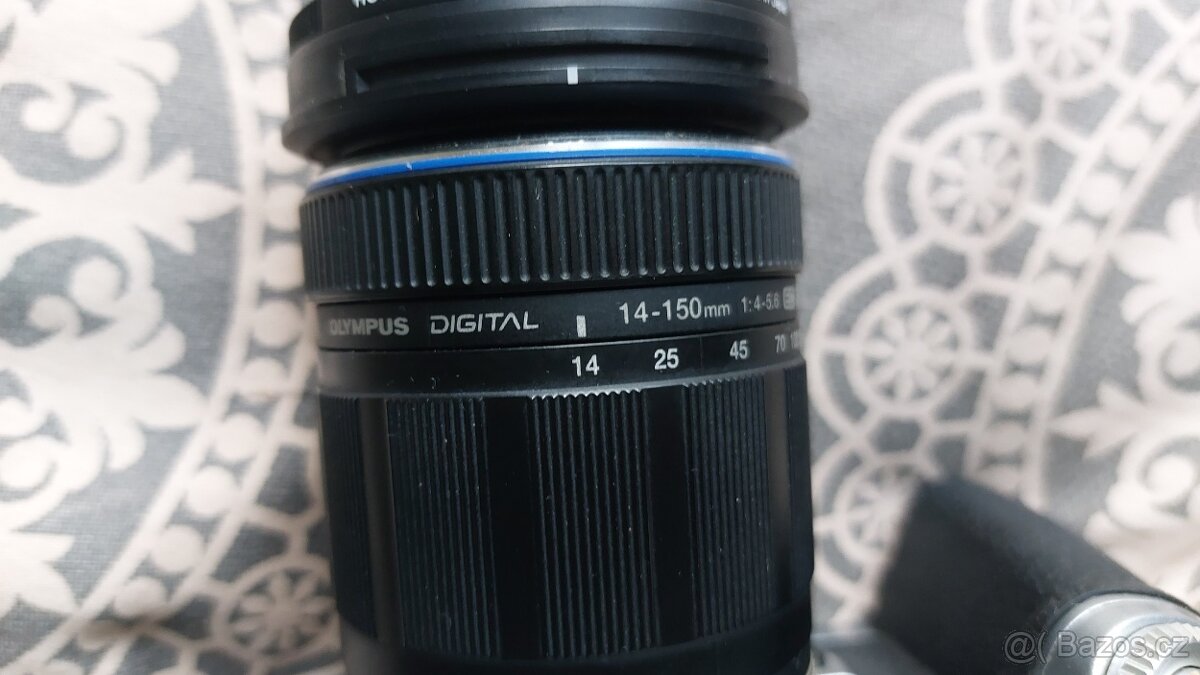 Olympus OM-D E-M1 s objektivem 14-150 a příslušenstvím - 3
