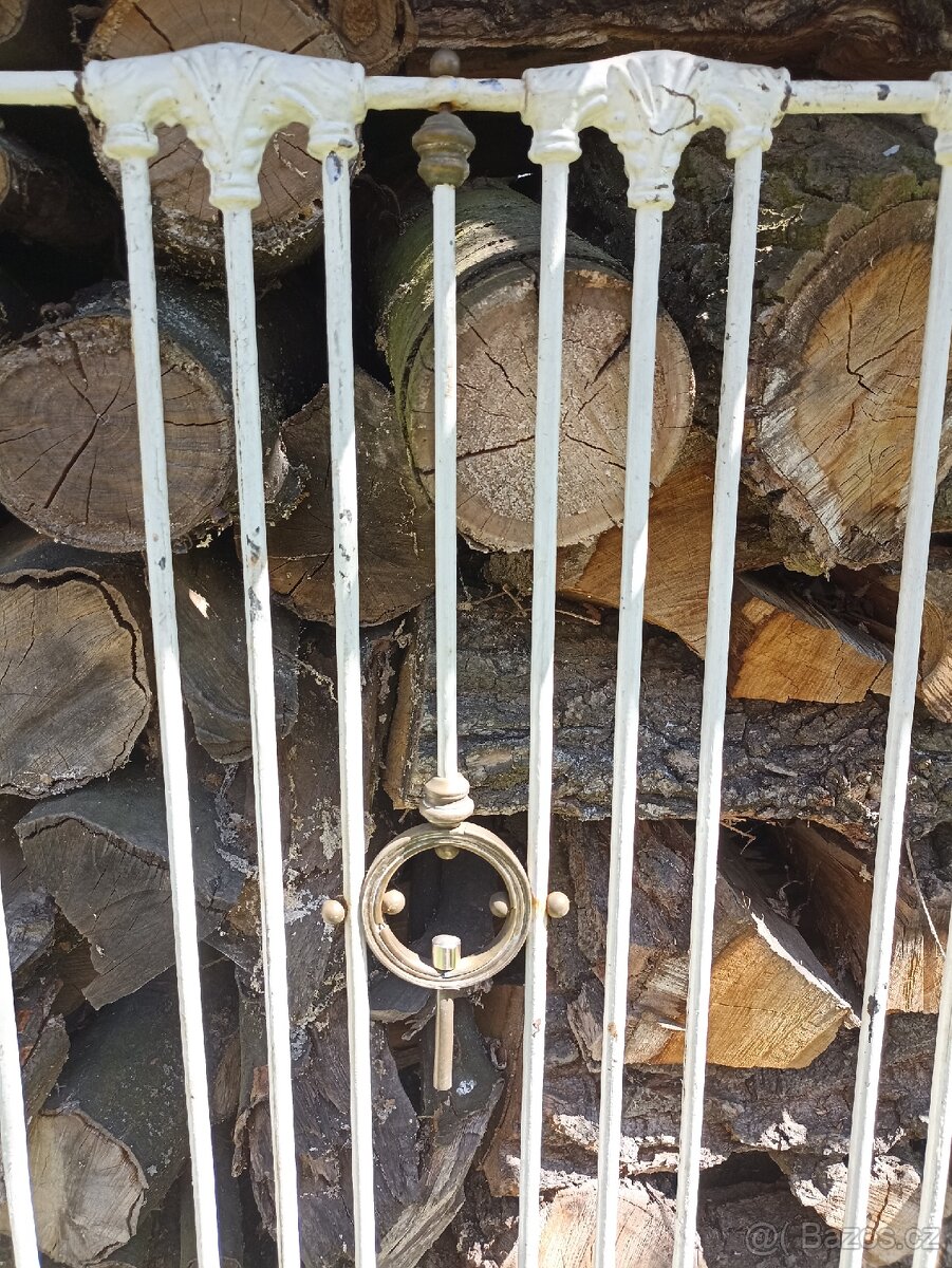 Stará, kovová mřížka s mosaznými prvky - 3