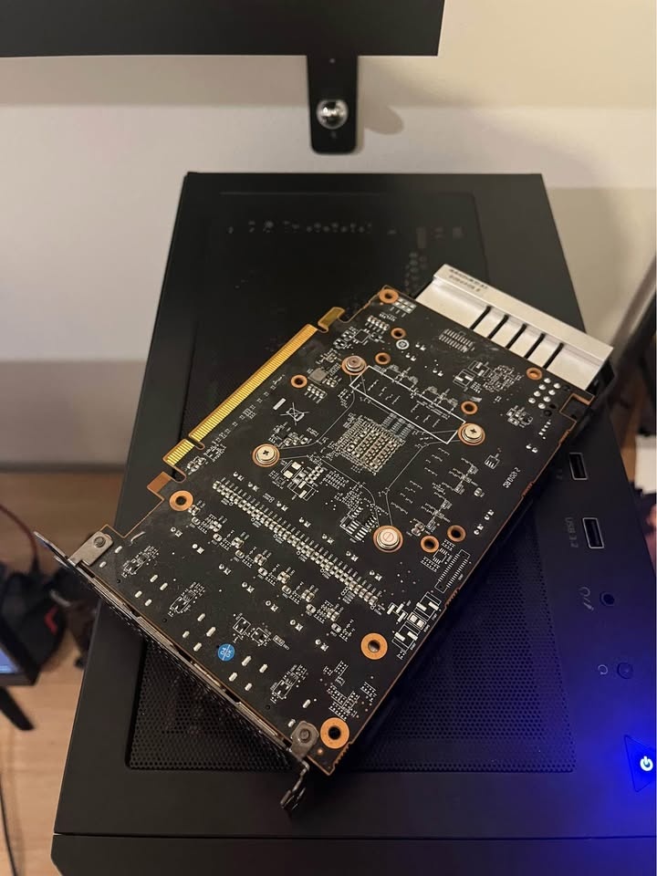 Grafická karta RX 6600 XT 8GB - 3