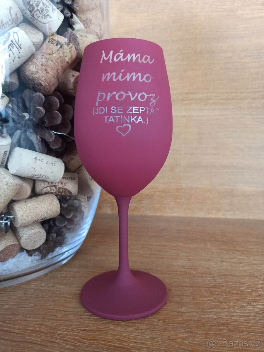 Barevné gravírované sklenice na víno s textem - 3