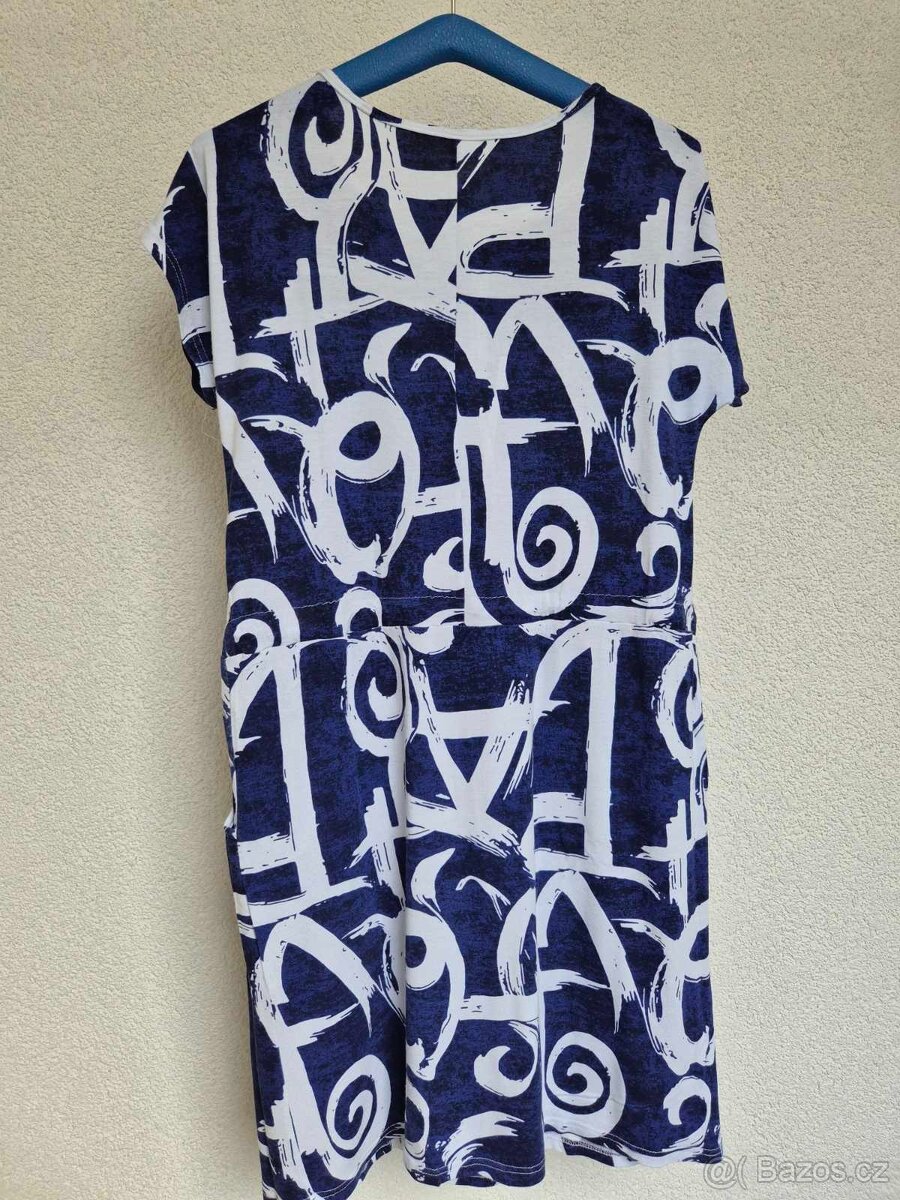 Pružné modrobílé šaty - 3