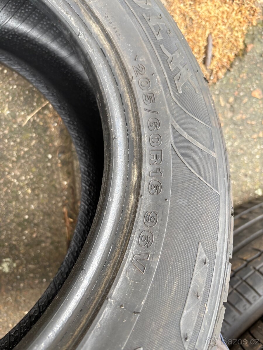 Prodám pneu 2ks 205/60R16 - 3