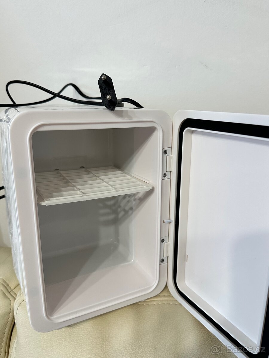 Mini kosmetická lednička s LED osvětlením - 3