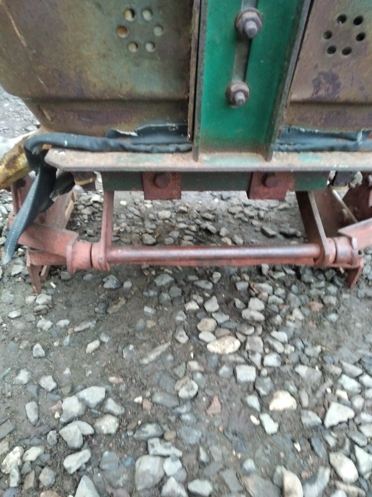 Prodám originál sedačku na ZETOR25-4000 - 3