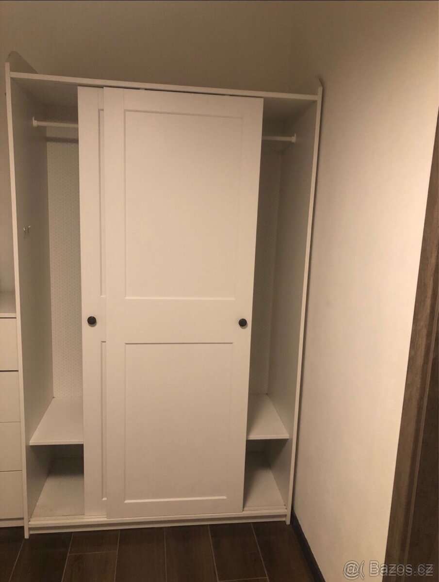 Prodám šatní skříň HAUGA s posuvnými dveřmi – jako nová - 3