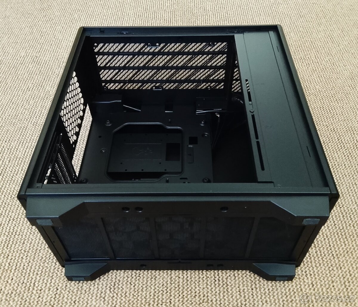 In Win A5 midi ATX skříň - 3